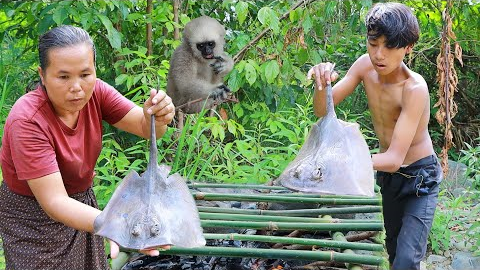 Survival skills-Man with woman found stingray for grilled -Eating delicious