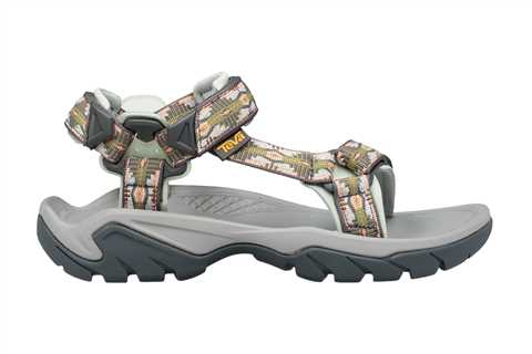 5 Best Outdoor Sandals for Hiking in 2023 – Set Your Feet Free